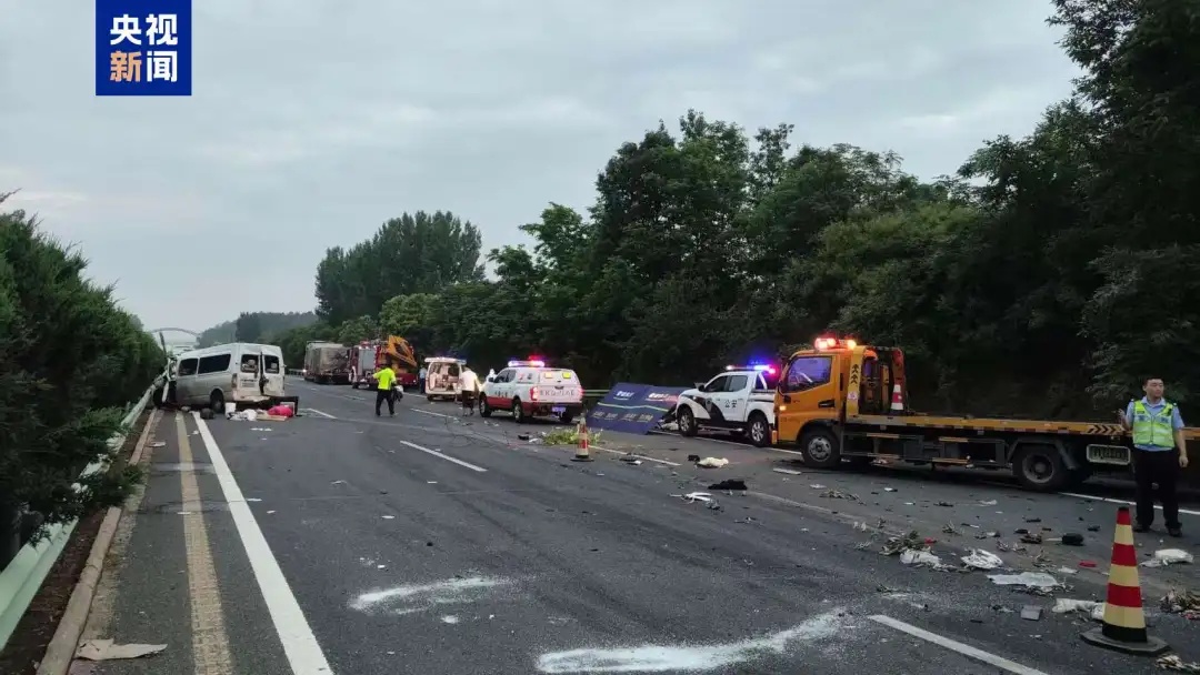 致13人死亡!核载9人客车,实载16人,还塞了辆电动车 致13人死亡!核载9人客车,实载16人,还塞了辆电动车