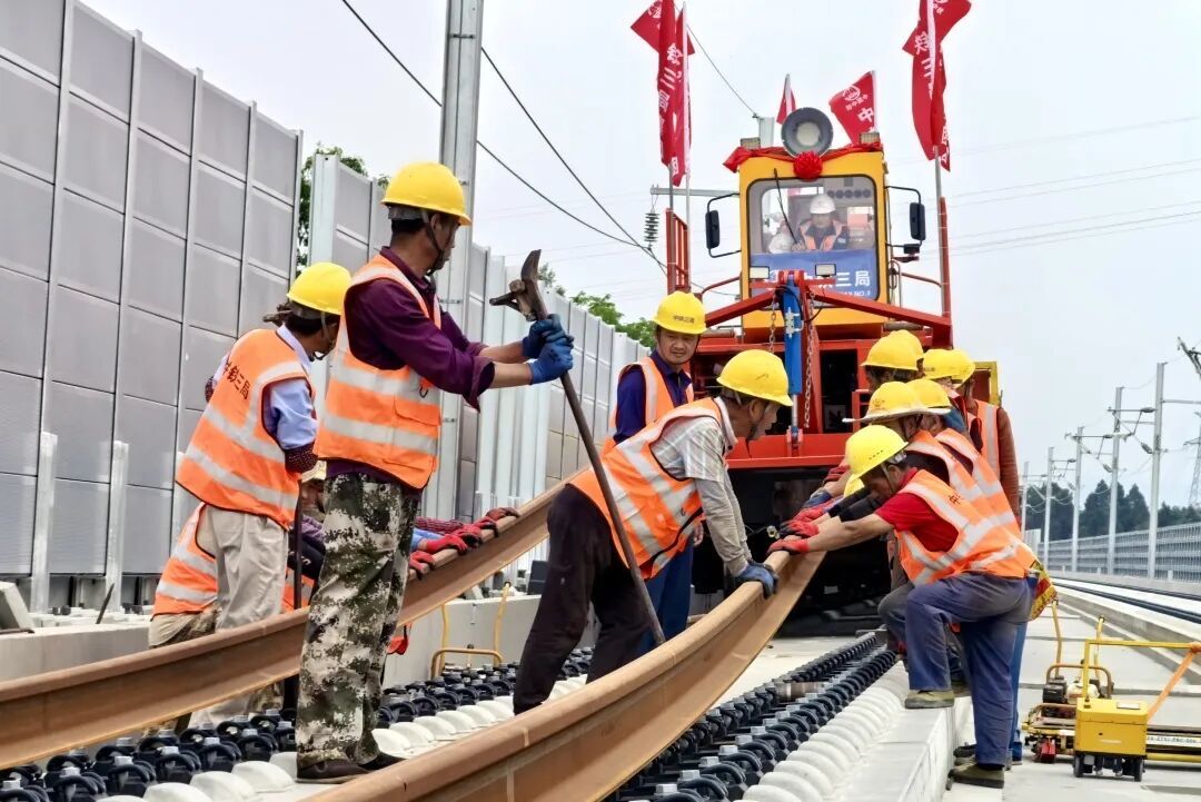 设计时速350公里，这条高铁开始铺轨