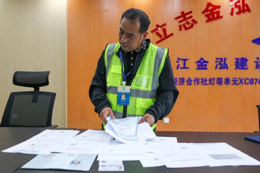 突然火了!杭州51岁大叔9年拿下13本证书、完成大专课程,如今月薪过万 突然火了!杭州51岁大叔9年拿下13本证书、完成大专课程,如今月薪过万