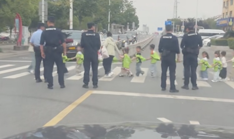 当婚车遇上小朋友！马鞍山这个路口上演美好的双向奔赴……