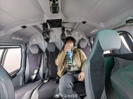 游客独自骑摩托穿越无人区被困 民警出动直升机救援