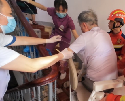 老人左手变形流血!步梯楼里乘坐这类电梯请小心 老人左手变形流血!步梯楼里乘坐这类电梯请小心