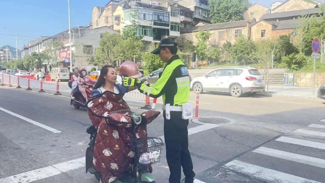 女子五次说“没事”,辅警半信半疑…… 女子五次说“没事”,辅警半信半疑……