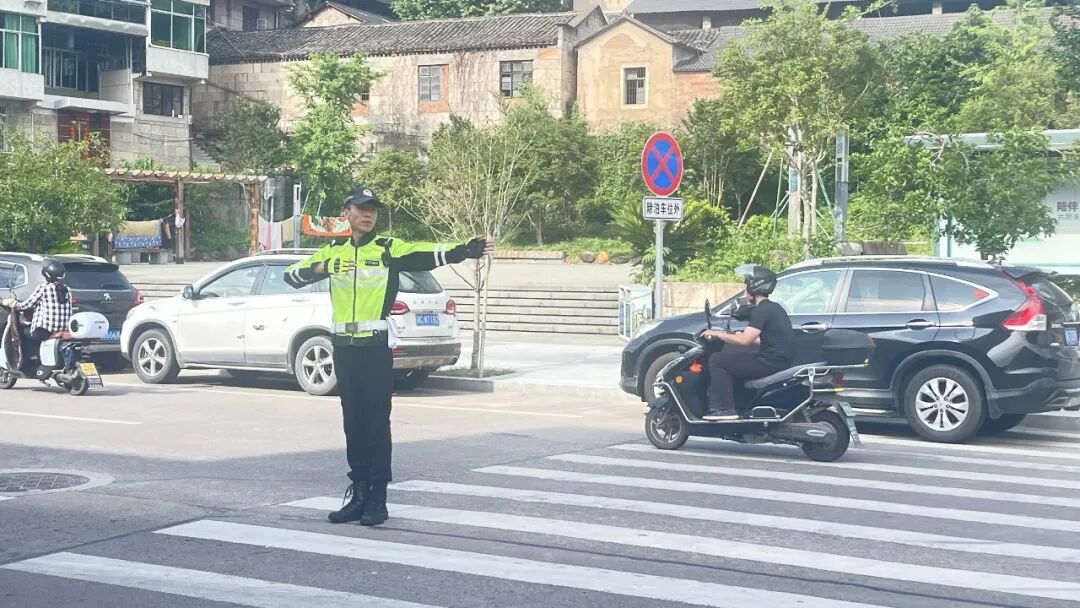 女子五次说“没事”,辅警半信半疑…… 女子五次说“没事”,辅警半信半疑……
