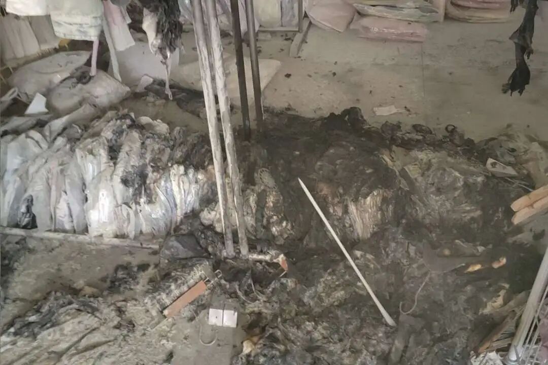 祸从天降!浙江一童装店突然起火,火星竟从天花板上掉落,监控拍下全过程 祸从天降!浙江一童装店突然起火,火星竟从天花板上掉落,监控拍下全过程