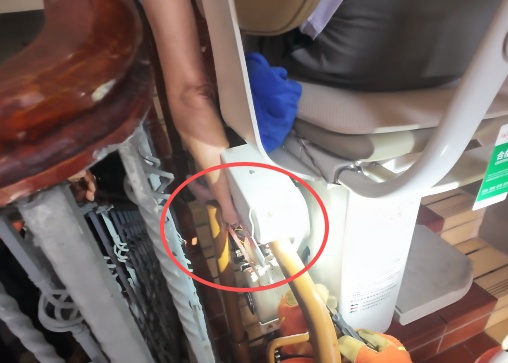 老人左手变形流血!步梯楼里乘坐这类电梯请小心 老人左手变形流血!步梯楼里乘坐这类电梯请小心