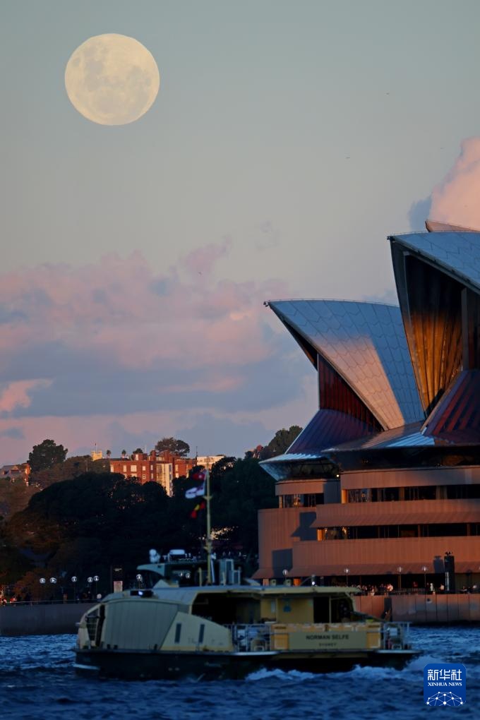 悉尼：“蓝色微月”现身天宇