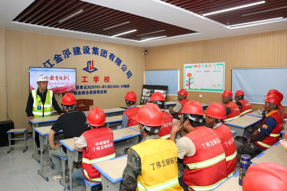 突然火了!杭州51岁大叔9年拿下13本证书、完成大专课程,如今月薪过万 突然火了!杭州51岁大叔9年拿下13本证书、完成大专课程,如今月薪过万