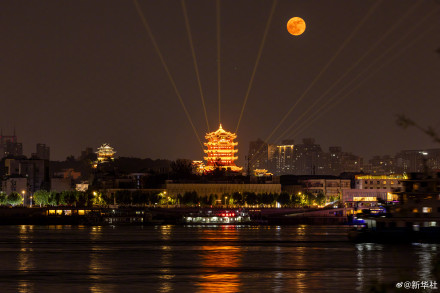 满月与黄鹤楼浪漫同框