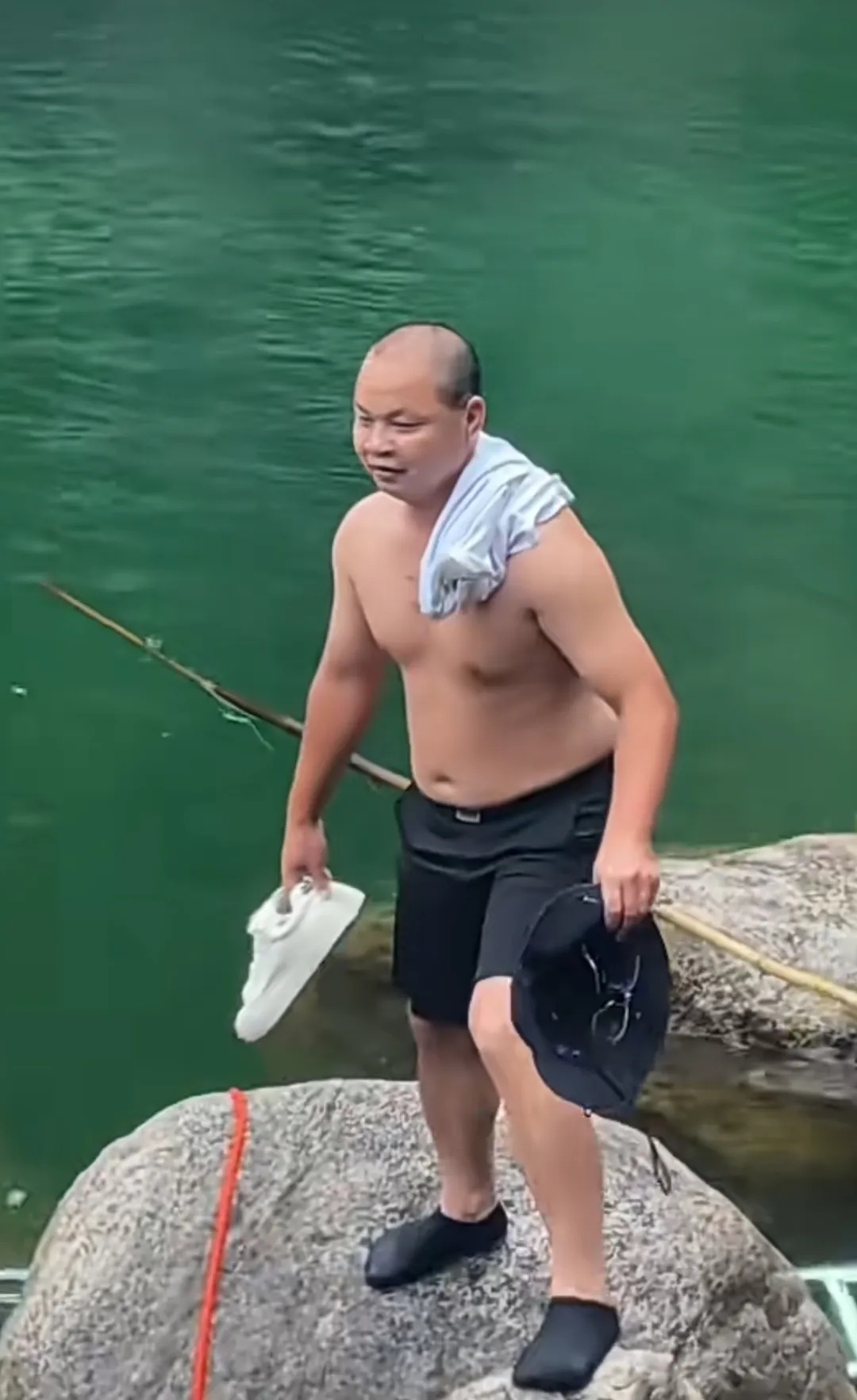 男子在野外水潭溺水沉底，广东大哥手拿绳子两次潜入深潭，从水下4米把人拖上岸