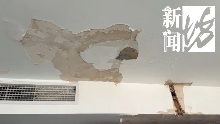 墙皮狂掉，脑袋“开花”！上海一小区修缮后变“水帘洞”，更揪心的是……