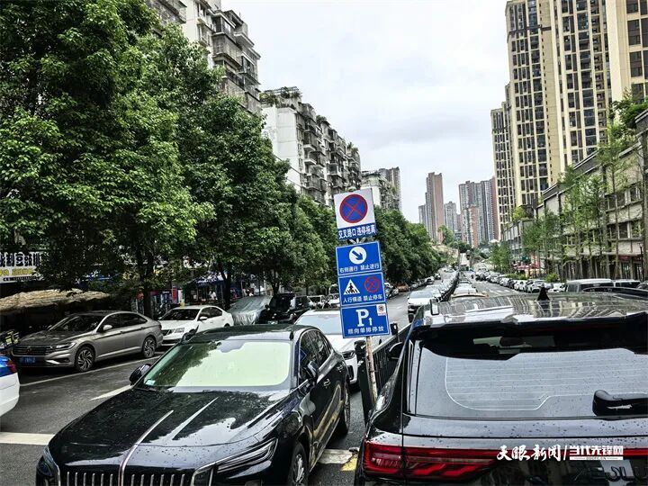 贵阳一小区道路常年被违停车辆“霸占”,变“露天免费停车场”,有关部门回应 贵阳一小区道路常年被违停车辆“霸占”,变“露天免费停车场”,有关部门回应