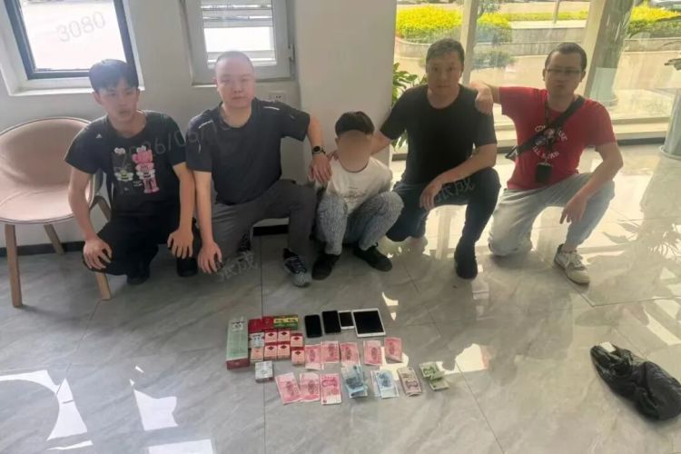 现实版“低智商犯罪”?两名“爆破手”一夜砸开三家店,成都青羊公安速擒嫌疑人 现实版“低智商犯罪”?两名“爆破手”一夜砸开三家店,成都青羊公安速擒嫌疑人