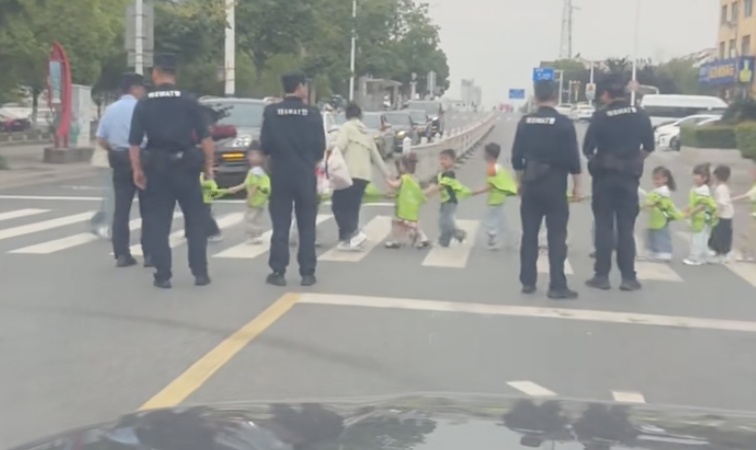 当婚车遇上小朋友！路口上演美好的双向奔赴