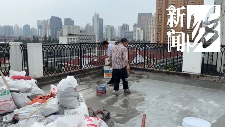 墙皮狂掉，脑袋“开花”！上海一小区修缮后变“水帘洞”，更揪心的是……