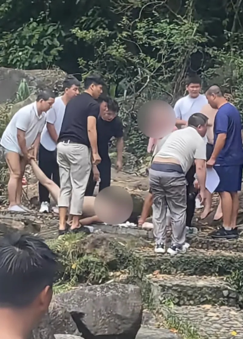 男子在野外水潭溺水沉底，广东大哥手拿绳子两次潜入深潭，从水下4米把人拖上岸