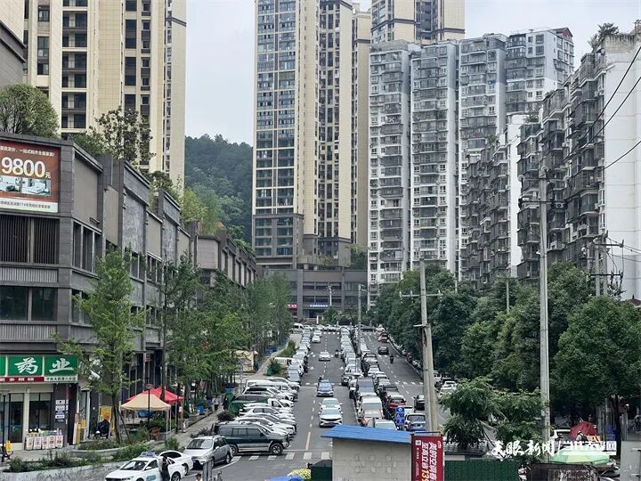 贵阳一小区道路常年被违停车辆“霸占”,变“露天免费停车场”,有关部门回应 贵阳一小区道路常年被违停车辆“霸占”,变“露天免费停车场”,有关部门回应
