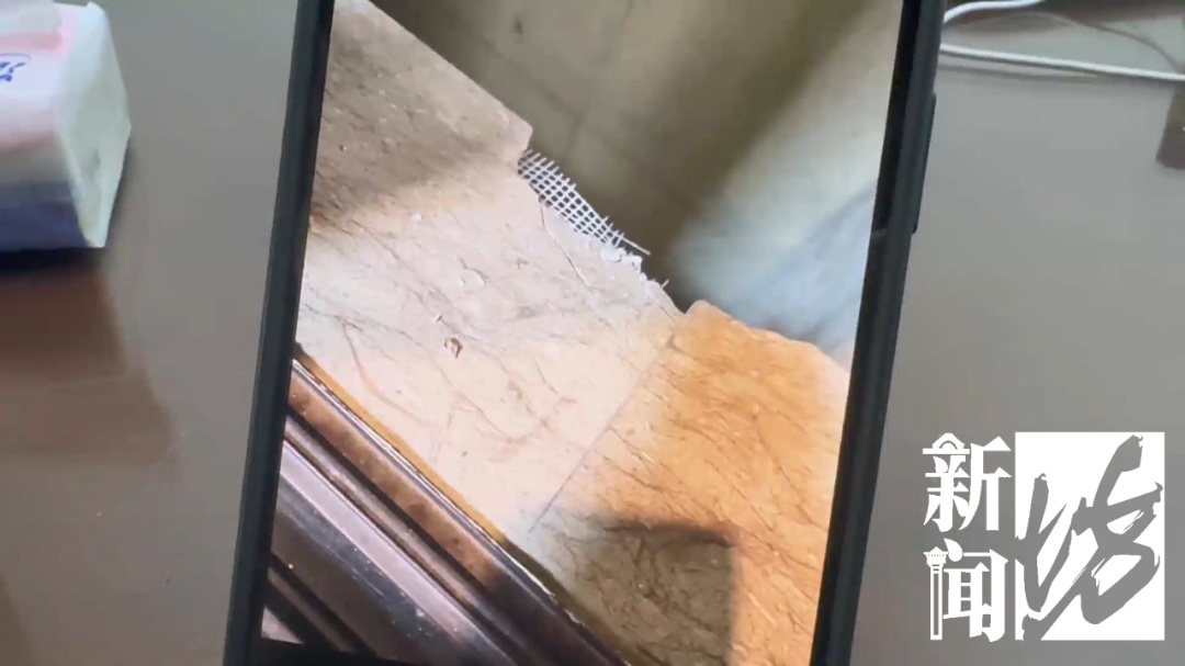 "砰!砰!" 上海一小区3kg铁饼从天而降,"怀疑人为移动…" "砰!砰!" 上海一小区3kg铁饼从天而降,"怀疑人为移动…"