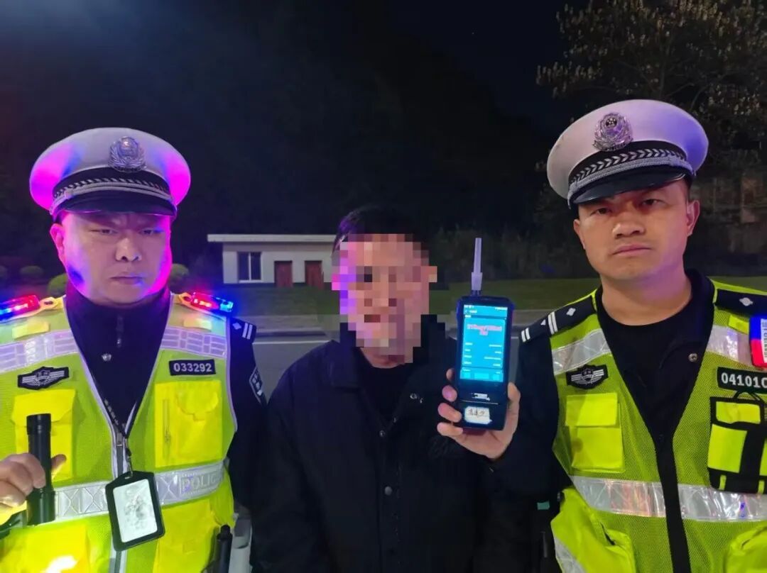驾驶人杨某，拘役三个月、吊销机动车驾驶证且5年内不得重新考取！