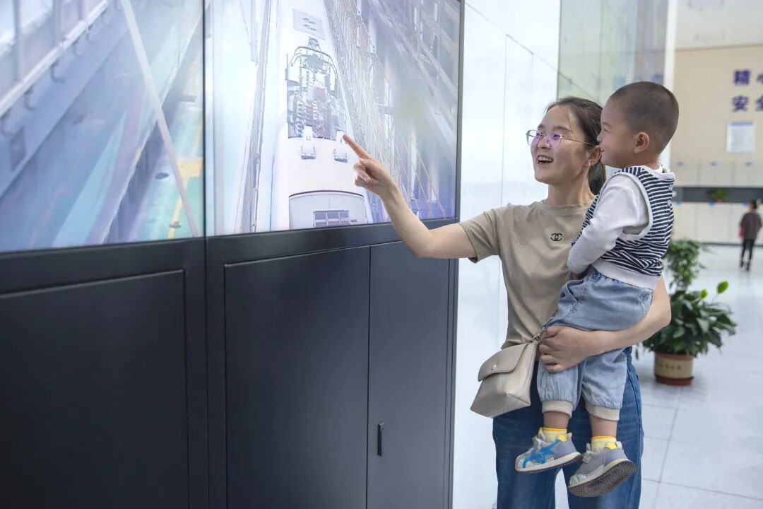“原来爸爸妈妈的工作,这么有意思!” “原来爸爸妈妈的工作,这么有意思!”