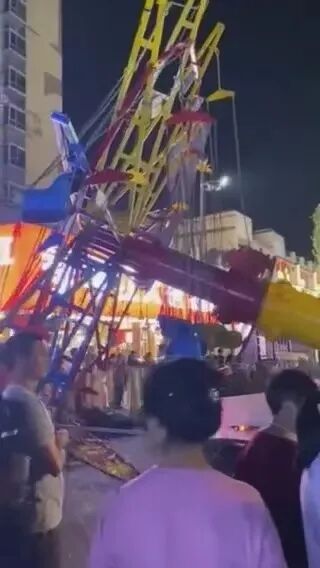 一游乐设施突发倾覆钢架变形,有孩童正乘坐!官方通报:2人伤 一游乐设施突发倾覆钢架变形,有孩童正乘坐!官方通报:2人伤