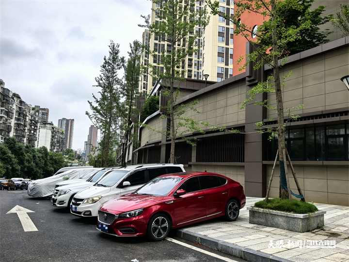 贵阳一小区道路常年被违停车辆“霸占”,变“露天免费停车场”,有关部门回应 贵阳一小区道路常年被违停车辆“霸占”,变“露天免费停车场”,有关部门回应
