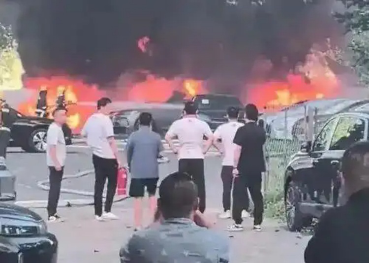74岁老人点杨絮烧毁20辆汽车,数百万损失谁来赔? 74岁老人点杨絮烧毁20辆汽车,数百万损失谁来赔?