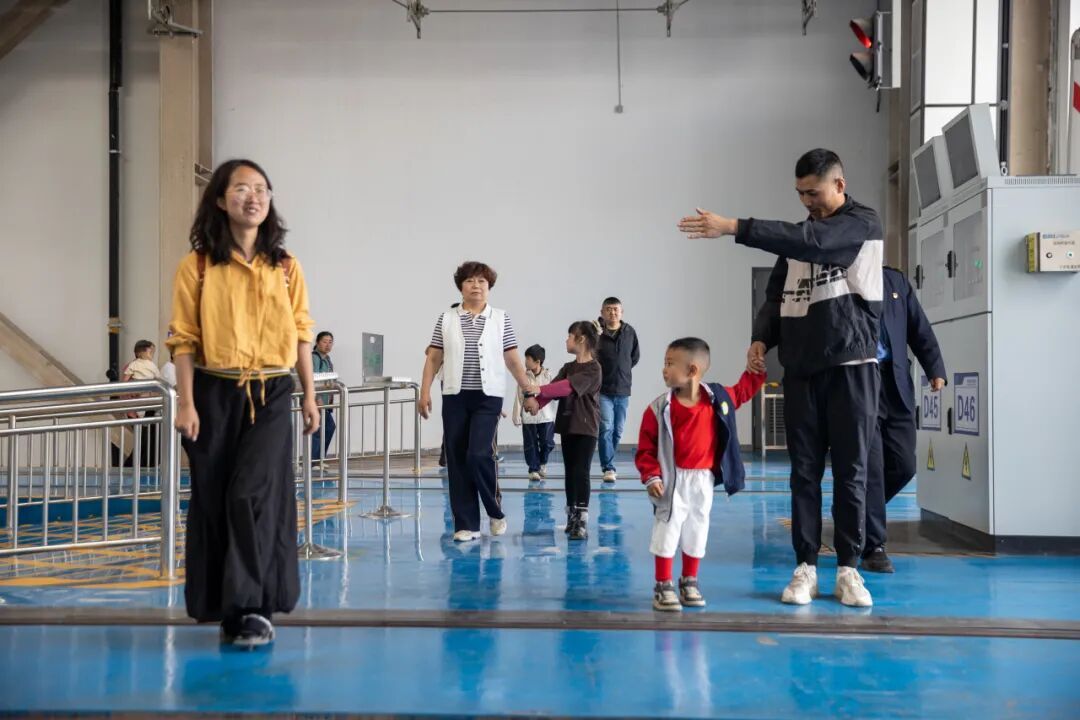 “原来爸爸妈妈的工作,这么有意思!” “原来爸爸妈妈的工作,这么有意思!”