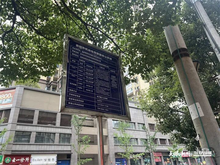 贵阳一小区道路常年被违停车辆“霸占”,变“露天免费停车场”,有关部门回应 贵阳一小区道路常年被违停车辆“霸占”,变“露天免费停车场”,有关部门回应