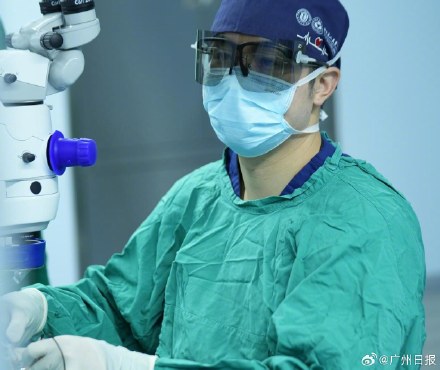 女孩被瓶盖击中眼睛视力跌至0.1 医生提醒：家中久存的饮料瓶要妥善处置