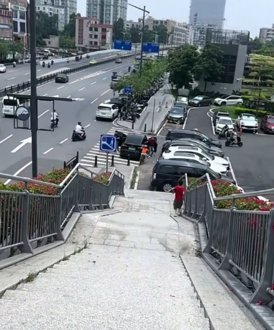 小孩骑车从天桥冲下,撞向停在斑马线上的车辆,律师解读:车主与孩子监护人均有责任 小孩骑车从天桥冲下,撞向停在斑马线上的车辆,律师解读:车主与孩子监护人均有责任