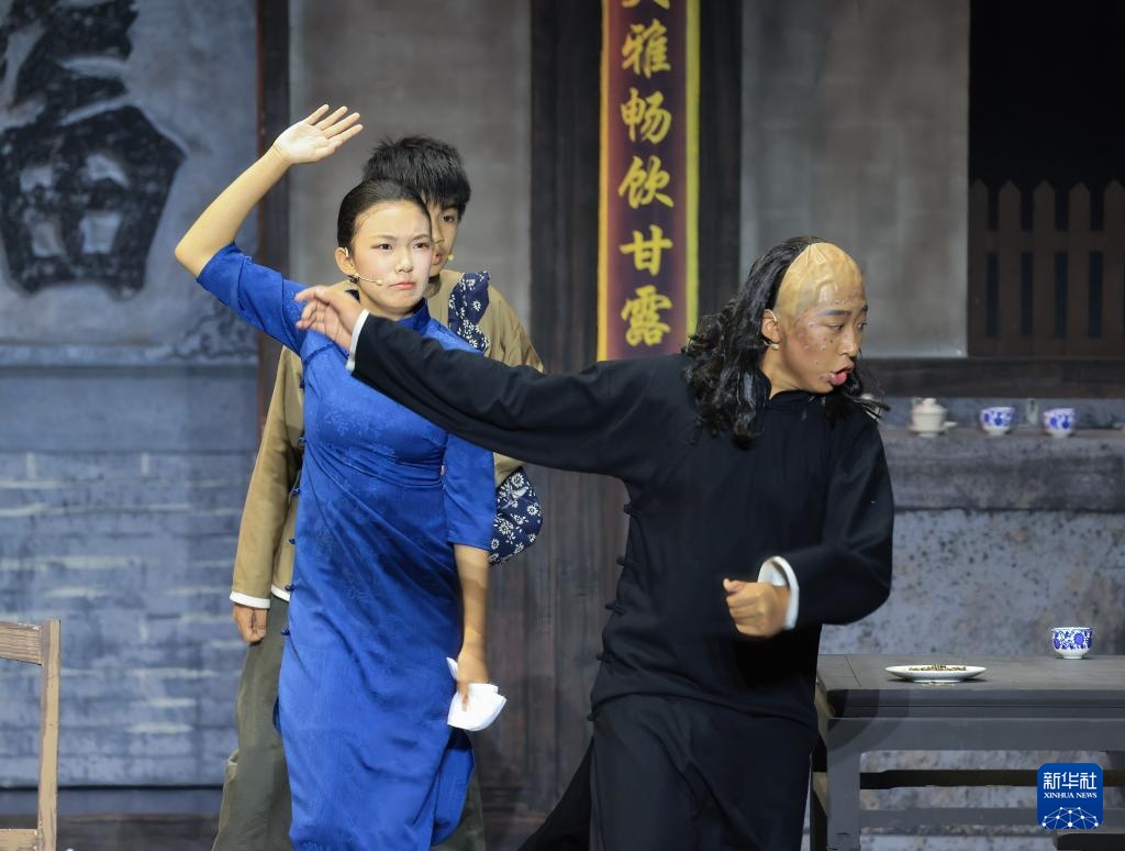 戏剧育人:北京中学生演绎《呐喊》《茶馆》 戏剧育人:北京中学生演绎《呐喊》《茶馆》