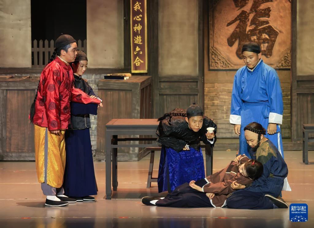 戏剧育人:北京中学生演绎《呐喊》《茶馆》 戏剧育人:北京中学生演绎《呐喊》《茶馆》