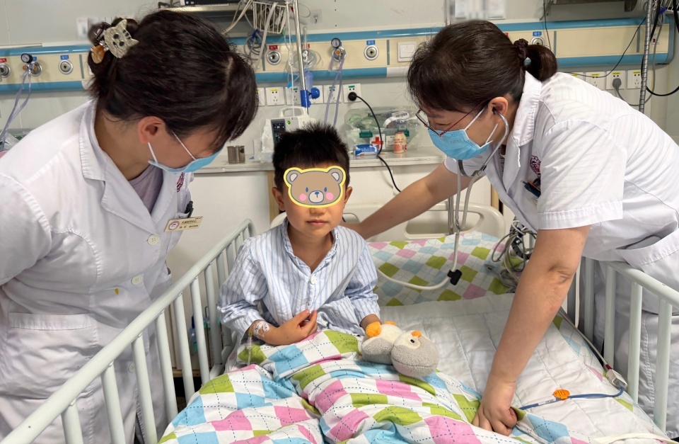 这个动作很危险！5岁男孩爬车窗遭卡脖窒息，引发呼吸骤停险丧命