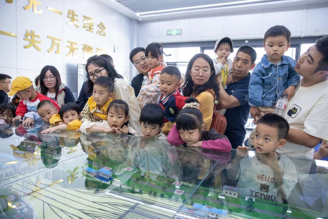 “原来爸爸妈妈的工作,这么有意思!” “原来爸爸妈妈的工作,这么有意思!”