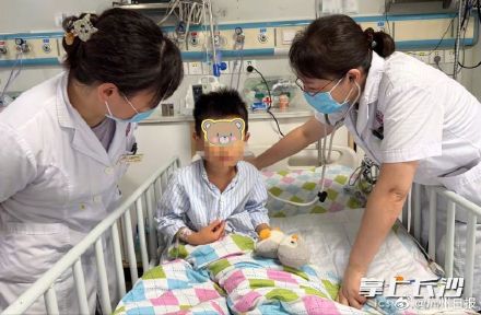 5岁男孩爬车窗遭卡脖呼吸骤停，送医时生命垂危！经数小时紧急救治终脱险