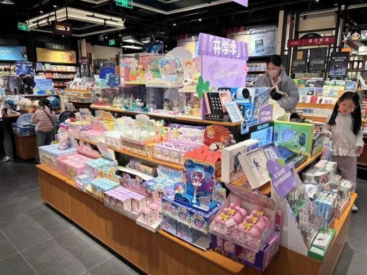 未成年人盲盒消费为何“步步惊心”？13岁娃为“小马宝莉”下了200多单，花了6万多……