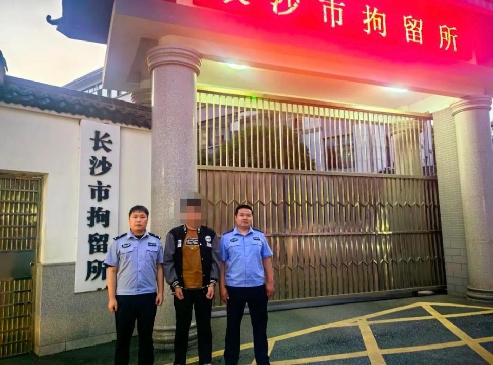 “长沙有女生坐地铁被人掀裙子”系谣言，男子利用AI编造谣言被行政拘留7日