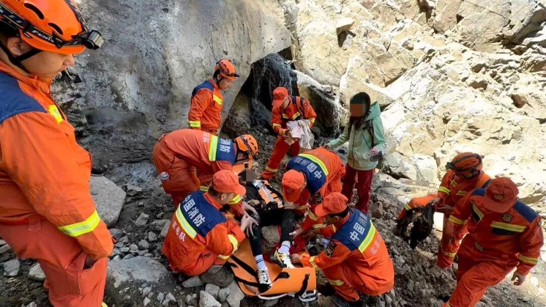 七名大学生东灵山看日出后走野路 一人遭落石砸伤 门头沟消防徒步6公里救援 七名大学生东灵山看日出后走野路 一人遭落石砸伤 门头沟消防徒步6公里救援