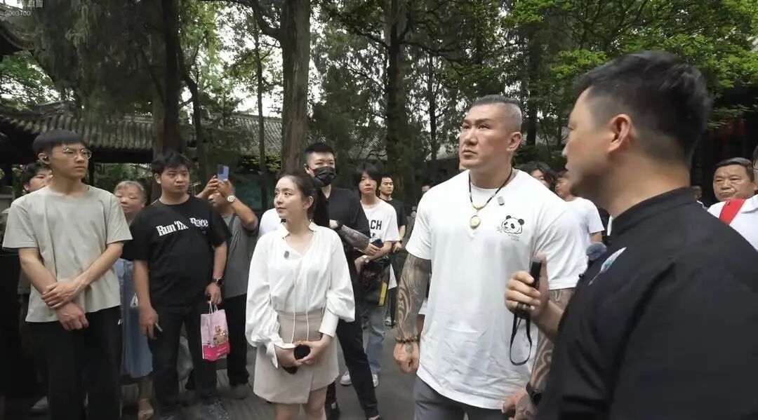 台湾网红“馆长”来成都后,武侯祠讲解员火出圈!从小痴迷三国文化,从保安转型……本人回应→ 台湾网红“馆长”来成都后,武侯祠讲解员火出圈!从小痴迷三国文化,从保安转型……本人回应→