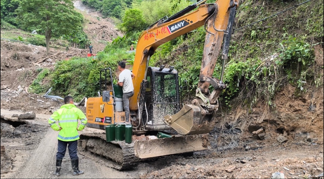 暴雨来袭,驱车700多公里,“挖掘机父子”温暖了一座城…… 暴雨来袭,驱车700多公里,“挖掘机父子”温暖了一座城……