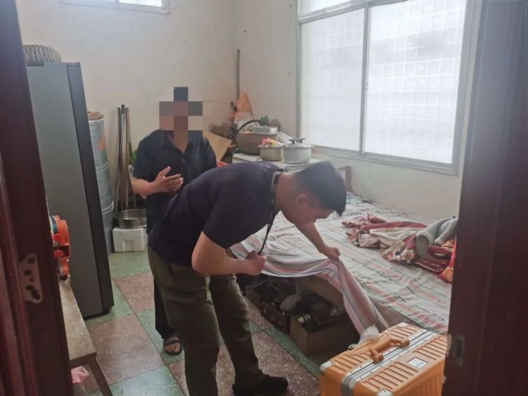 两人拖箱扫荡烟酒店盗走名烟名酒，民警千里奔赴外省抓人