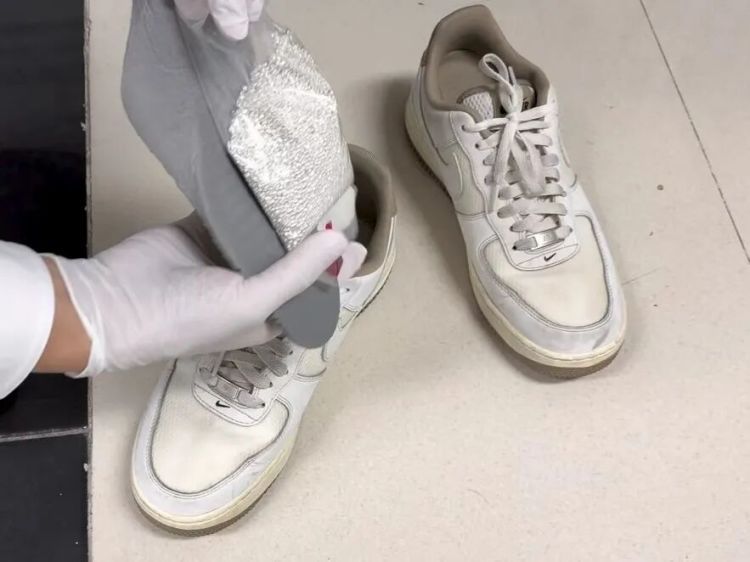 旅客在鞋垫内藏匿足银粒,被罗湖海关查获 旅客在鞋垫内藏匿足银粒,被罗湖海关查获