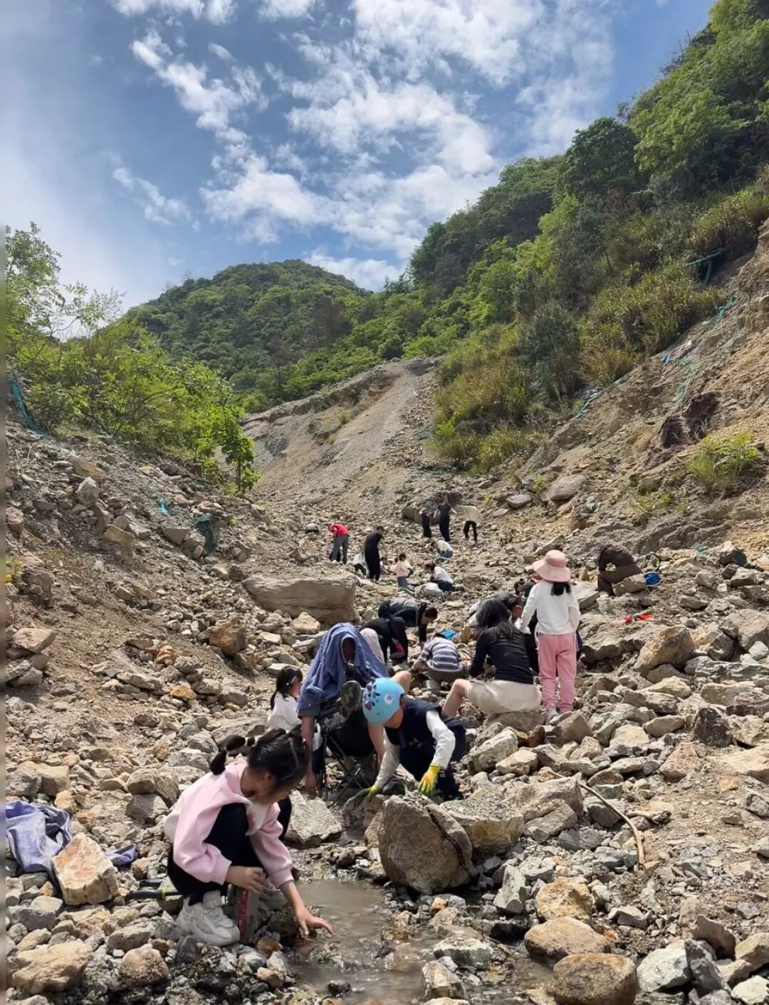 浙江一地上百人涌入捡“宝石”,网友晒图:太惊艳,当地:允许徒手少量捡拾 浙江一地上百人涌入捡“宝石”,网友晒图:太惊艳,当地:允许徒手少量捡拾