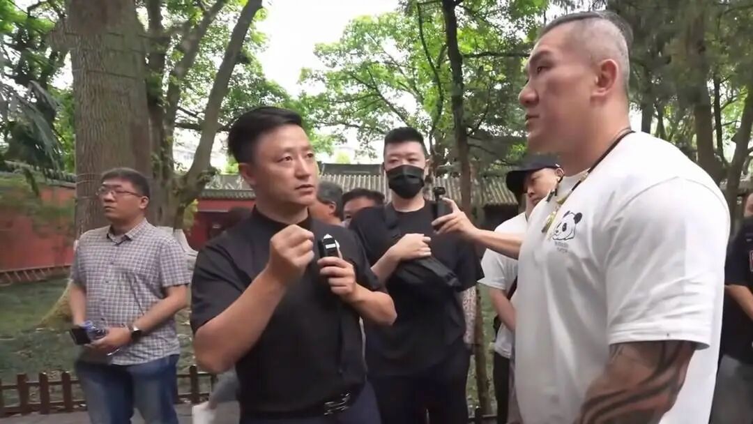 台湾网红“馆长”来成都后,武侯祠讲解员火出圈!从小痴迷三国文化,从保安转型……本人回应→ 台湾网红“馆长”来成都后,武侯祠讲解员火出圈!从小痴迷三国文化,从保安转型……本人回应→