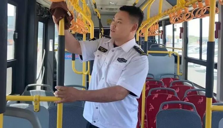 “晚下班,也不能让她独自离开!”大庆一公交车司机报警求助…… “晚下班,也不能让她独自离开!”大庆一公交车司机报警求助……