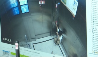 两名9岁女孩被困电梯,求救几十次无果!律师:物业公司不能因“辞退员工”免责 两名9岁女孩被困电梯,求救几十次无果!律师:物业公司不能因“辞退员工”免责