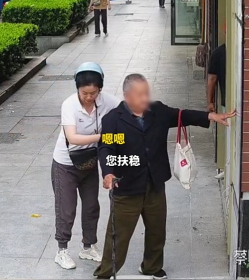 老人三次摔倒，接连被扶起！一通报警电话，牵出一幕幕温暖瞬间......