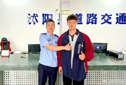 “老师，我晚点到，救个人！”