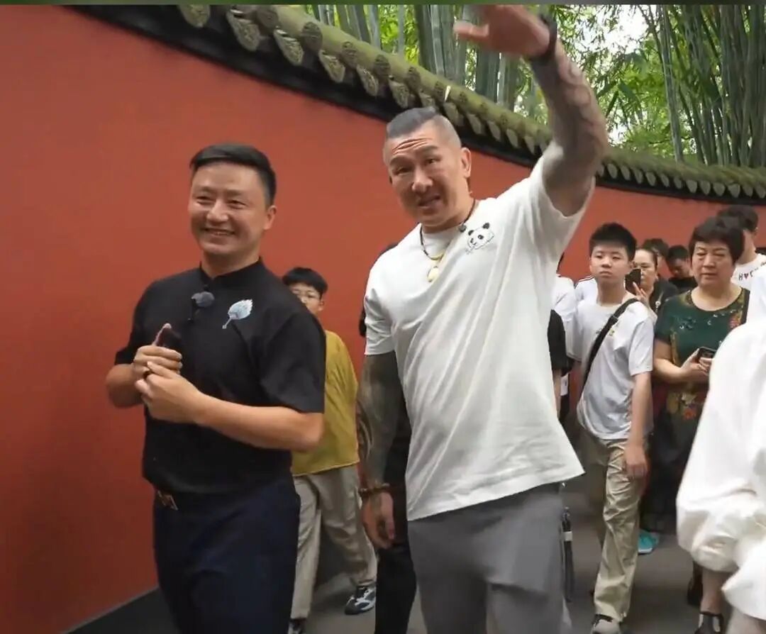 台湾网红“馆长”来成都后,武侯祠讲解员火出圈!从小痴迷三国文化,从保安转型……本人回应→ 台湾网红“馆长”来成都后,武侯祠讲解员火出圈!从小痴迷三国文化,从保安转型……本人回应→